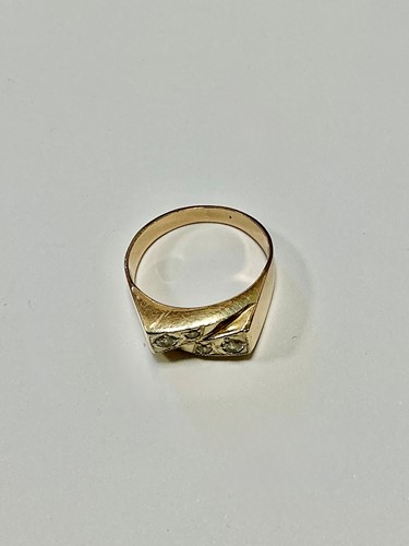 Lot 335 - A stone set ring with Russian marks for 14ct...