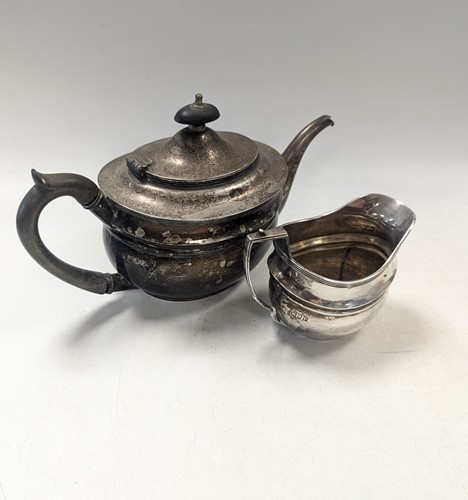 Lot 96 - An Edwardian silver teapot and cream jug