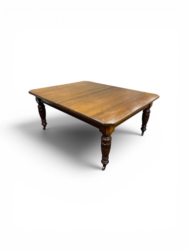 Lot 386 - An Edwardian mahogany extending dining table,...