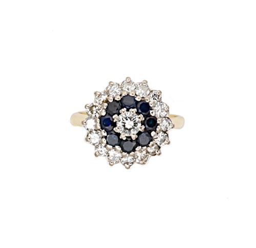 Lot 162 - A sapphire and diamond cluster ring