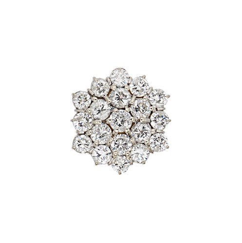 Lot 211 - A modern diamond cluster ring