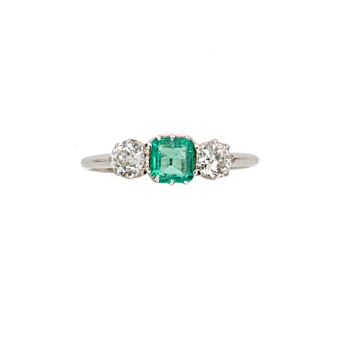 Lot 73 - An emerald and diamond three stone ring