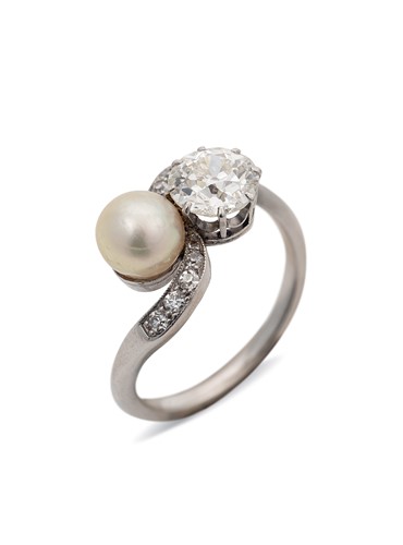 Lot 172 - An early 20th century diamond and cultured pearl crossover style ring