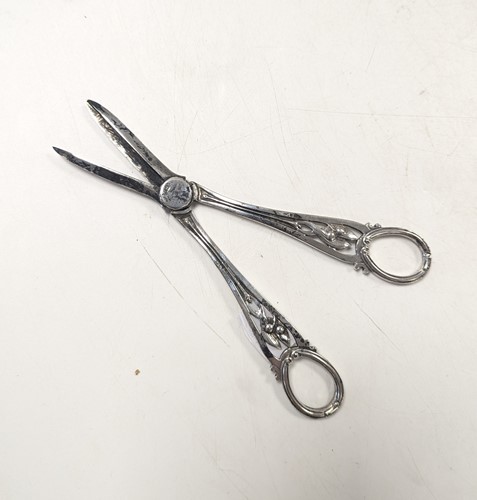 Lot 114 - A pair of silver grape scissors