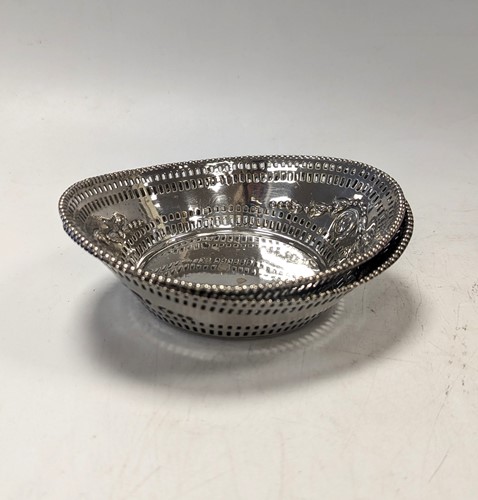 Lot 116 - A pair of silver bon bon dishes