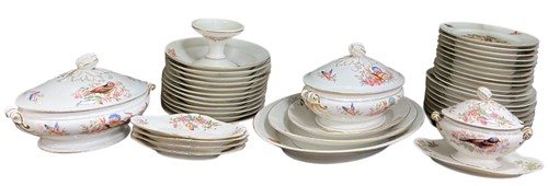 Lot 9 - A Limoges type dinner service