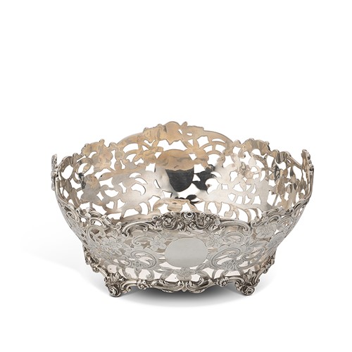 Lot 352 - A Victorian silver bread basket