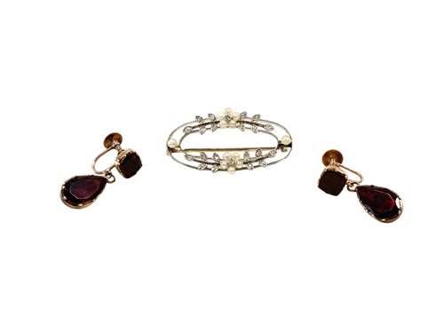 Lot 213 - An early 20th century pearl and diamond brooch,...