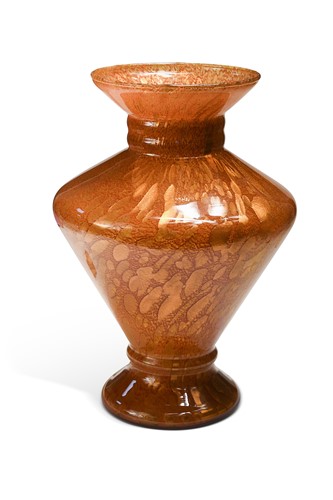 Lot 18 - A Murano Vetrai Maestri glass vase