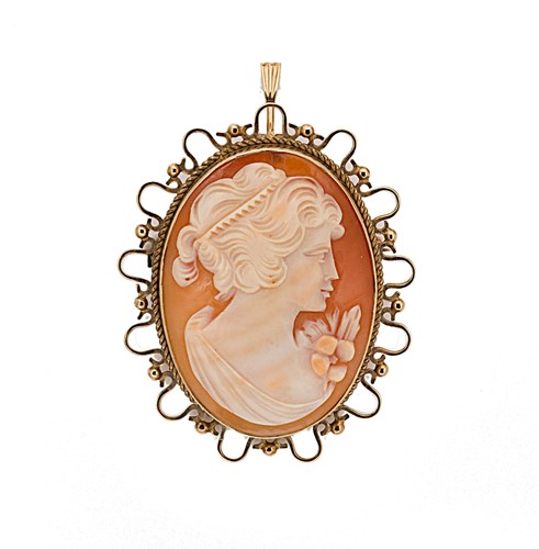 Lot 18 - A 9ct gold shell cameo pendant/brooch