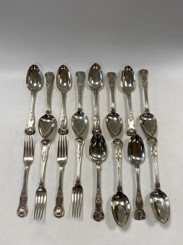 Lot 86 - A set of twelve spoons and four forks