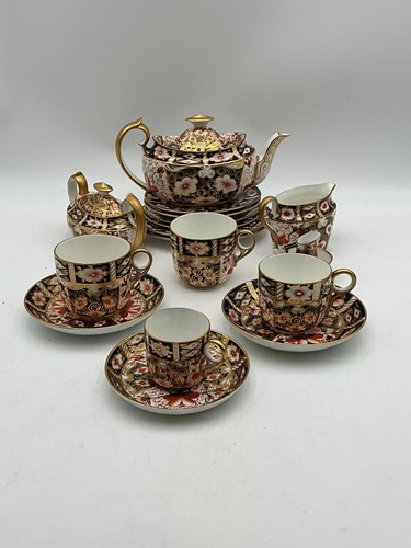Lot 31 - A group of Royal Crown Derby 2451 pattern...