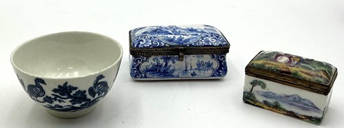 Lot 84 - An 18th century Dutch blue and white snuff box...
