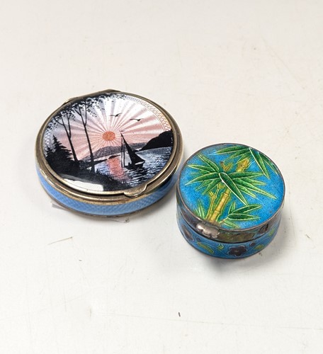 Lot 109 - A compact, together with a pill box