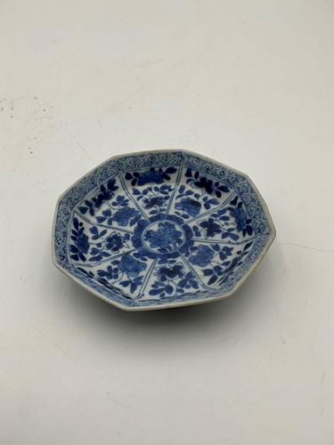 Lot 83 - A Chinese blue and white saucer from the Vung...