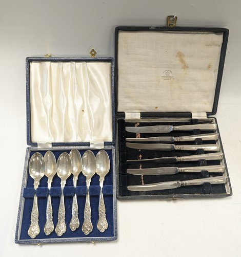 Lot 113 - A cased set of silver spoons, together with a set of knives