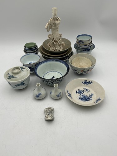 Lot 78 - A Chinese export porcelain blue and white...