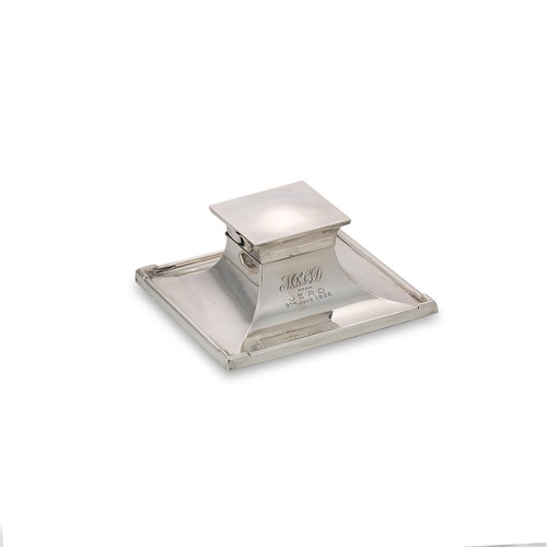 Lot 395 - A George V silver inkwell, of square form