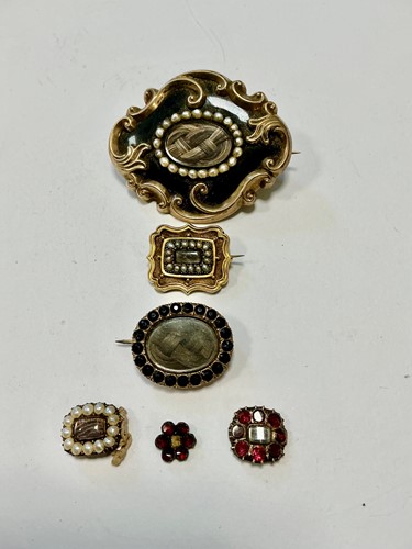 Lot 349 - A collection of five Victorian mourning...