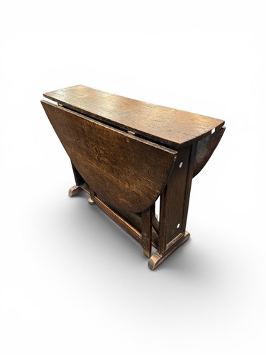Lot 405 - An oak gateleg table, 78 x 111 x 38cm (closed)