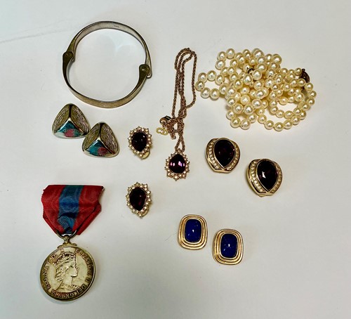 Lot 329 - A large quantity of costume jewellery,...