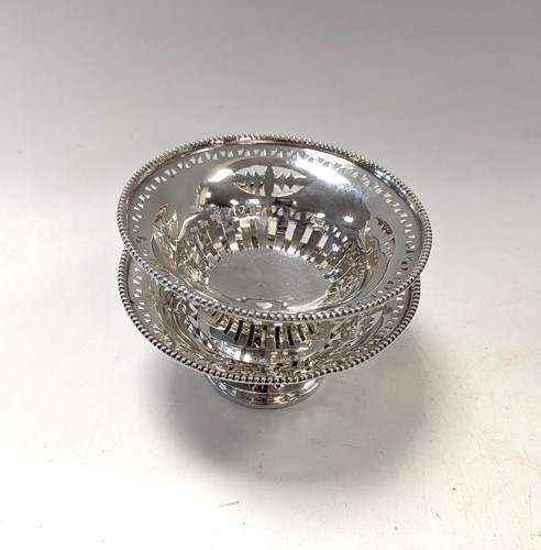 Lot 103 - A pair of Edwardian silver bon bon dishes