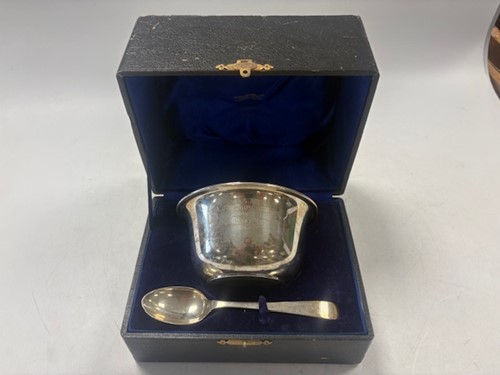 Lot 121 - A George V presentation covered bowl and spoon