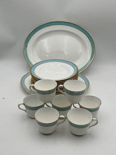 Lot 110 - A Royal Crown Derby Fifth Avenue part dinner...