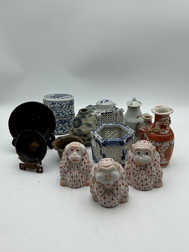 Lot 39 - A Chinese blue and white ceramic inkwell with...