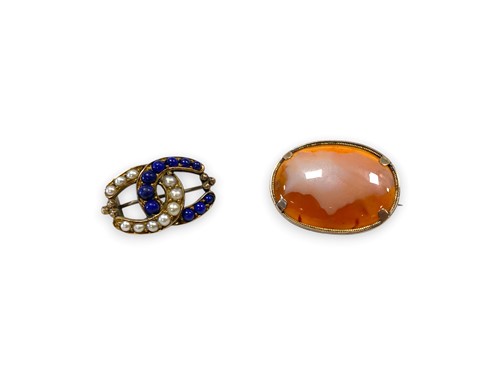 Lot 195 - An agate brooch, together with a split pearl...