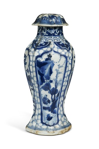 Lot 21 - A Chinese blue and white export porcelain baluster vase and cover, Kangxi Emperor (1662-1722)
