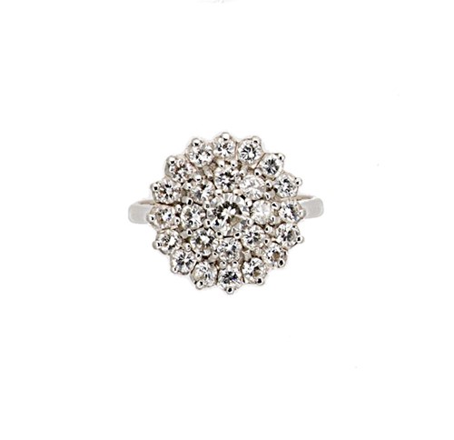 Lot 119 - A diamond cluster ring