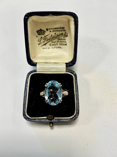 Lot 348 - A hallmarked 9ct gold synthetic spinel ring,...