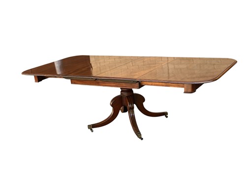 Lot 557 - A mahogany single pedestal extending dining...