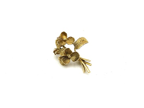 Lot 174 - A hallmarked 9ct gold flower brooch, weight 6.3g