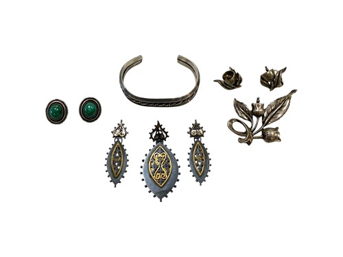 Lot 200 - A collection of silver jewellery to include, a...