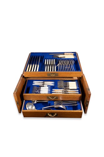 Lot 385 - An oak canteen of Edward VII silver flatware