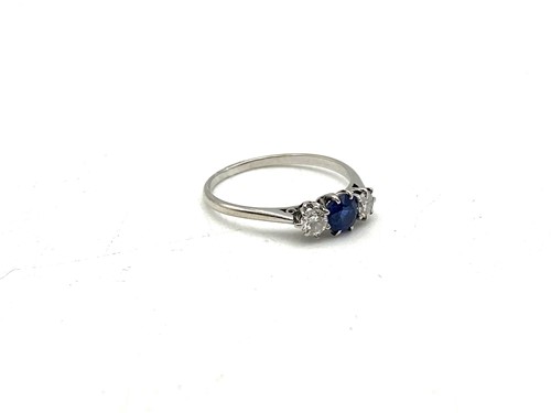 Lot 186 - A sapphire and diamond three stone ring,...