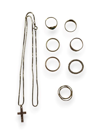 Lot 215 - Six rings assessed as 9ct gold, gross weight...