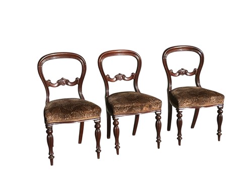 Lot 724 - A set of three Victorian mahogany dining...