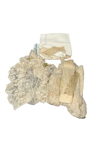 Lot 102 - A quantity of late 18th or 19th century lace,...