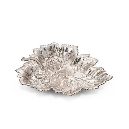Lot 443 - A strawberry dish