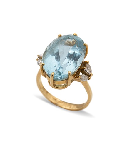 Lot 154 - An aquamarine and diamond cocktail style dress ring