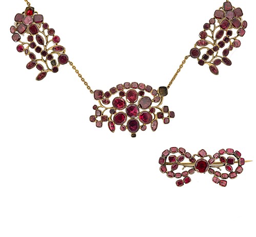 Lot 61 - A Georgian garnet necklace and brooch