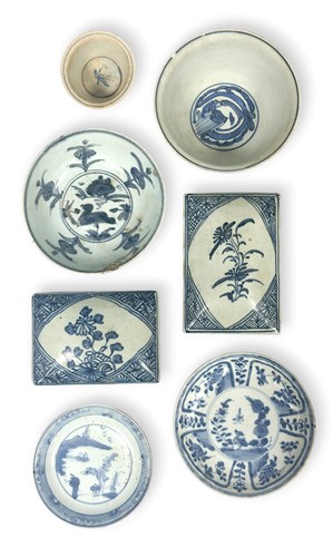 Lot 37 - Two Chinese blue and white porcelain boxes and covers, Qing Dynasty, 19th century
