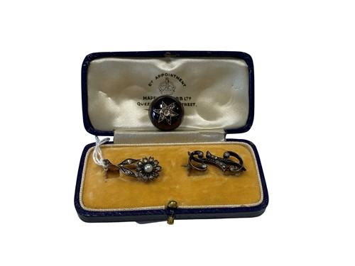 Lot 210 - A trio of antique brooches to include, a pearl...