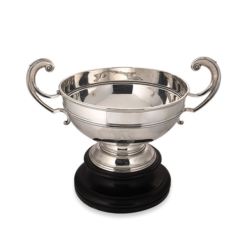 Lot 389 - A large Edwardian silver two-handled presentation cup