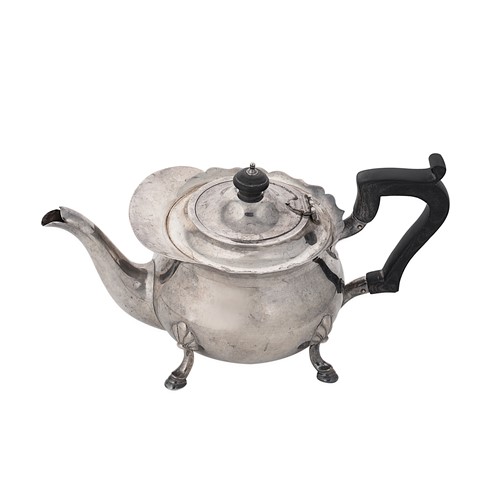 Lot 393 - Mappin & Webb - A George V silver teapot