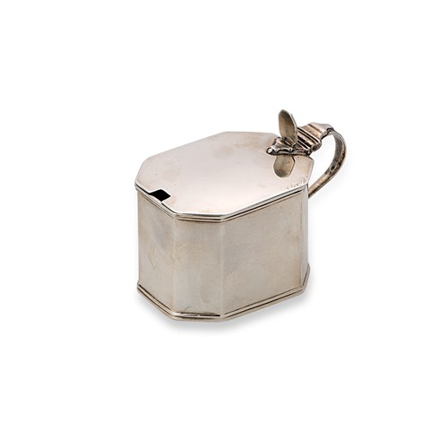 Lot 333 - Robert Hennell - A George III silver mustard pot