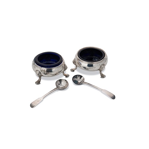 Lot 440 - A pair of probably Irish Georgian silver cauldron salts